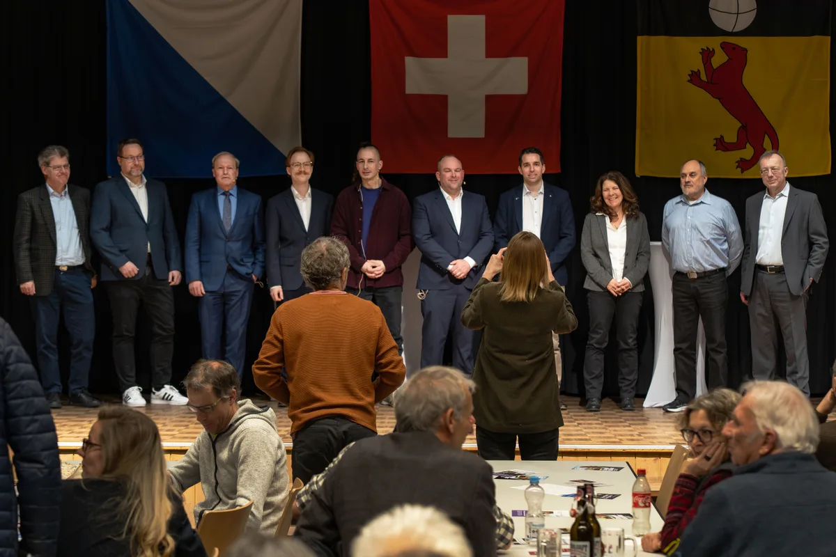 Alle Kandidaten für die Gossauer Exekutive stellen sich auf der Bühne auf. 